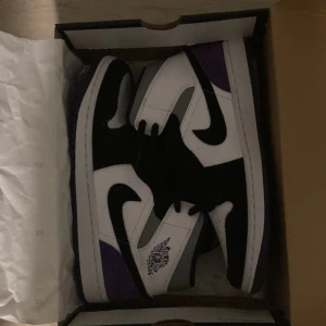 Jordan 1 mid lilla, svart och vit - Storlek 42 knappt använda.  Priset kan diskuteras. Hör av er vid intresse!😊