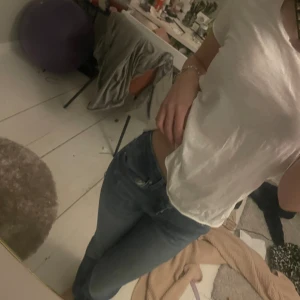 Vit uringad t-shirt  - Jätte fin tröja lite uringad som gör den finare  