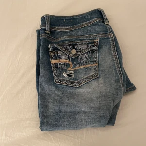 VINTAGE JEANS - Säljer mina sjukt snygga American Eagle jeans. Inga defekter förutom lite slitna nere vid fötterna. 🤍Skriv för mer exakta mått🤍