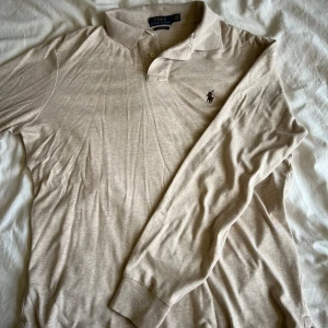 Ralph Lauren långärmad piké - Säljer min tröja av Ralph Lauren i storlek M men som passar S. Tröjan är nästan oanvänd och i väldigt bra skick!