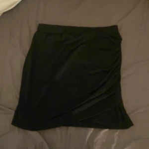 Svart kort kjol  - Svart kort kjol.