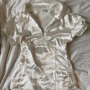 blus - superfin blus som tyvärr är för stor. mycket bra skick