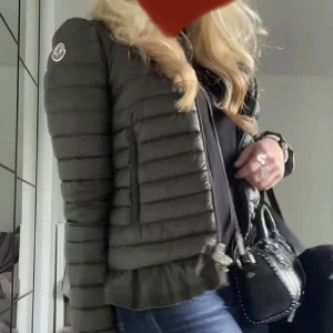 Moncler Jacka - Intressekoll på min sjukt snygga och trendiga Moncler jacka som passa perfekt nu inför våren! Jackan är i storlek s/xs. Nypris cirka 8500.☺️ Pris kan diskuteras eller köp direkt för 3000!!💕😊