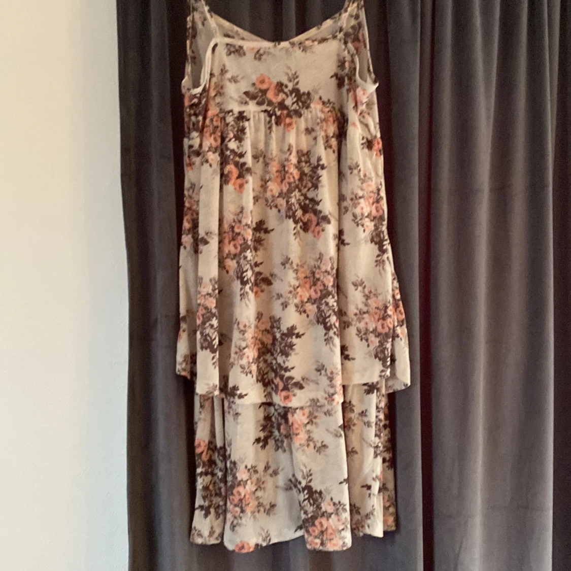 Fin blommig klänning  - 90