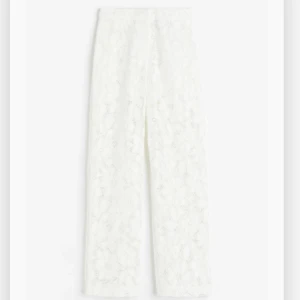 vita spets byxor  - ifrån hm i stolek 36 men passar nog en 34 också,lågmidjade i modellen🤍använda fåtal gånger men inga defekter förutom en liten fläck som man ej ser då den är i insidan av byxorna(kom privat för bild)slutsålda på hm nypris:500kr mitt pris:300🤍kom priva