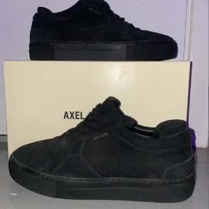 Axel Arigato Platform - Black - Hej, jag säljer ett par Helvsvarta mocka arigato skor. Skorna är i storlek 44 ( har själv stora fötter och stroken 45 och den passar mig) Skorna är perfekta för kommande vår och sommar.