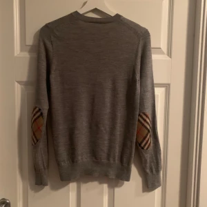 Burberry Crewneck - Burberry Crewneck i storlek S. Sjukt snygg tröja, tröjan är i rätt så bra skick men inte perfekt därav priset.💰