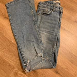 Jätte snygga jeans från Gina tricot, säljer pga inte kommer till användning längre, pris kan diskuteras!