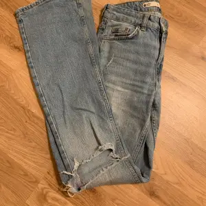 Jätte snygga jeans från Gina tricot, säljer pga inte kommer till användning längre, pris kan diskuteras!