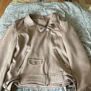 Beige jacka från Amisu - Jacka från amisu  Storlek 38 men passar som 36