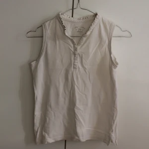 Polotröja barn - Jättesöt liten polotröja från Dmb it girls (?) som jag älskade som barn! // Stlk 9-10 år = 134/140 // Liten skavank vid knapparna, sömmar från ett hål // Skicka pm för mer info/samtal