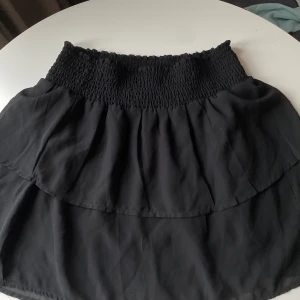 Volangkjol  - Volangkjol från only. Aldrig använd.