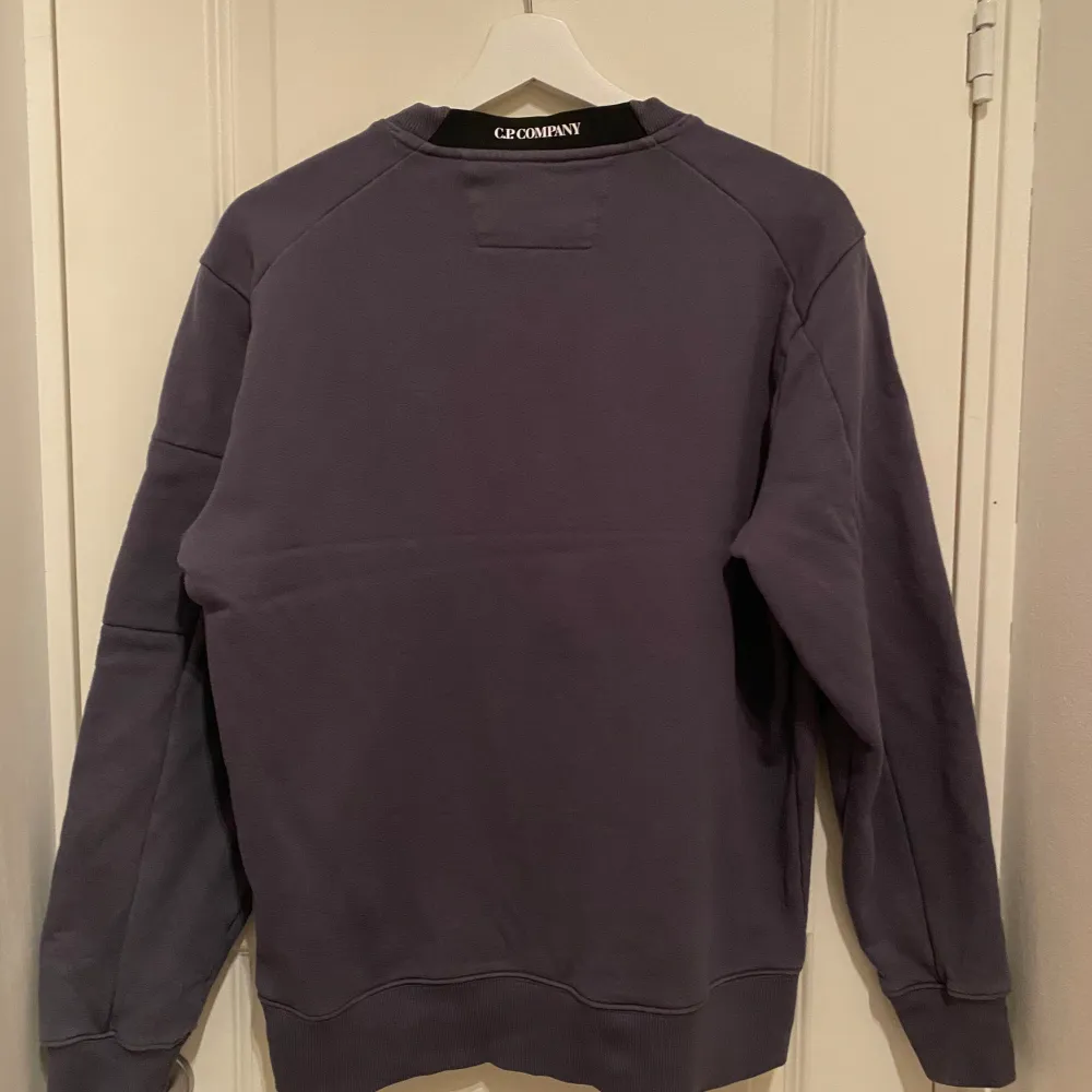 Säljer denna stilrena cp company sweater då jag inte använder den tillräckligt för att behålla. Den är riktig och köpt på Nk Stockholm för 3500 kr Färgen är lila/grå. Hoodies.