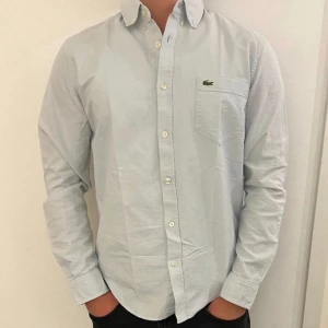 Skjorta från Lacoste - Storlek: M Skick: 7/10, använt skick. Modellen är 183cm lång! Hör av er vid funderingar och var inte rädda att skicka prisförslag. LIKNANDE PLAGG PÅ PROFILEN  5