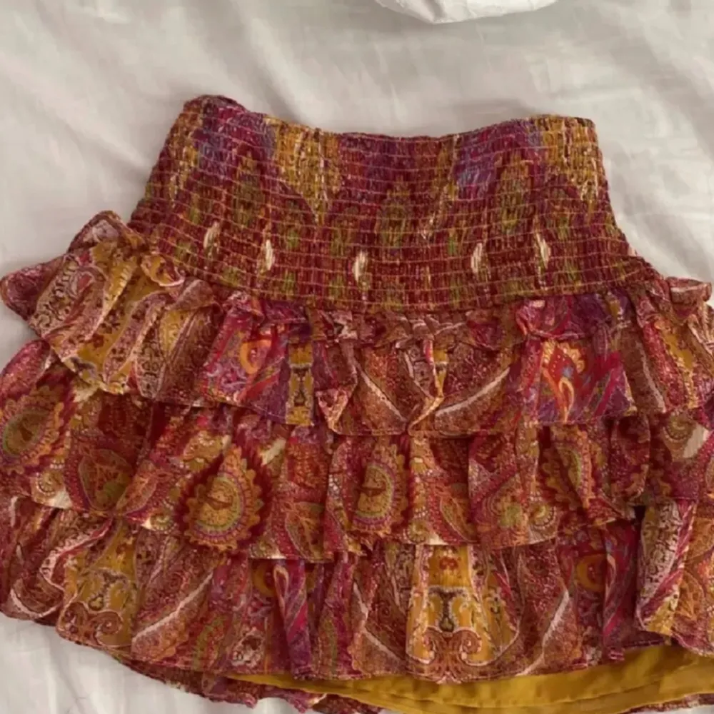 Denna superfina zara kjol, knappt använt så nyskick!🩷högsta bud just nu är 450! Går ej att starta budgivning men tar slut på lördag . Kjolar.