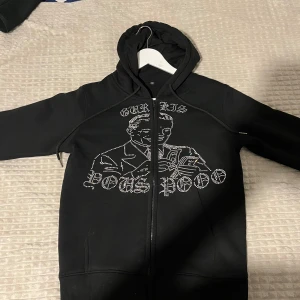 YOUSPOO X GURKIS RHINSTONE ZIP HODDIE - Tjena! Jag säljer nu min youspoo zip hoddie då den inte går till användning. Den är i väldigt bra skick utan några skador. Modellen på bilden är 168 cm. Hör av dig vid minsta fundering.