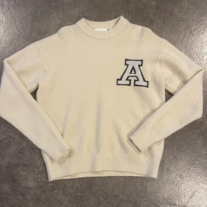 Axel Arigato tröja - Axel Arigato stickad tröja i storlek S. Bra skick inga hål eller märken. Nypris ca 1800kr