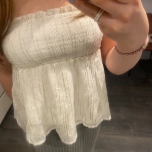 Sommartopp - Jag säljer denna jättefina glittriga tubtop då den inte kommer till användning🩷 