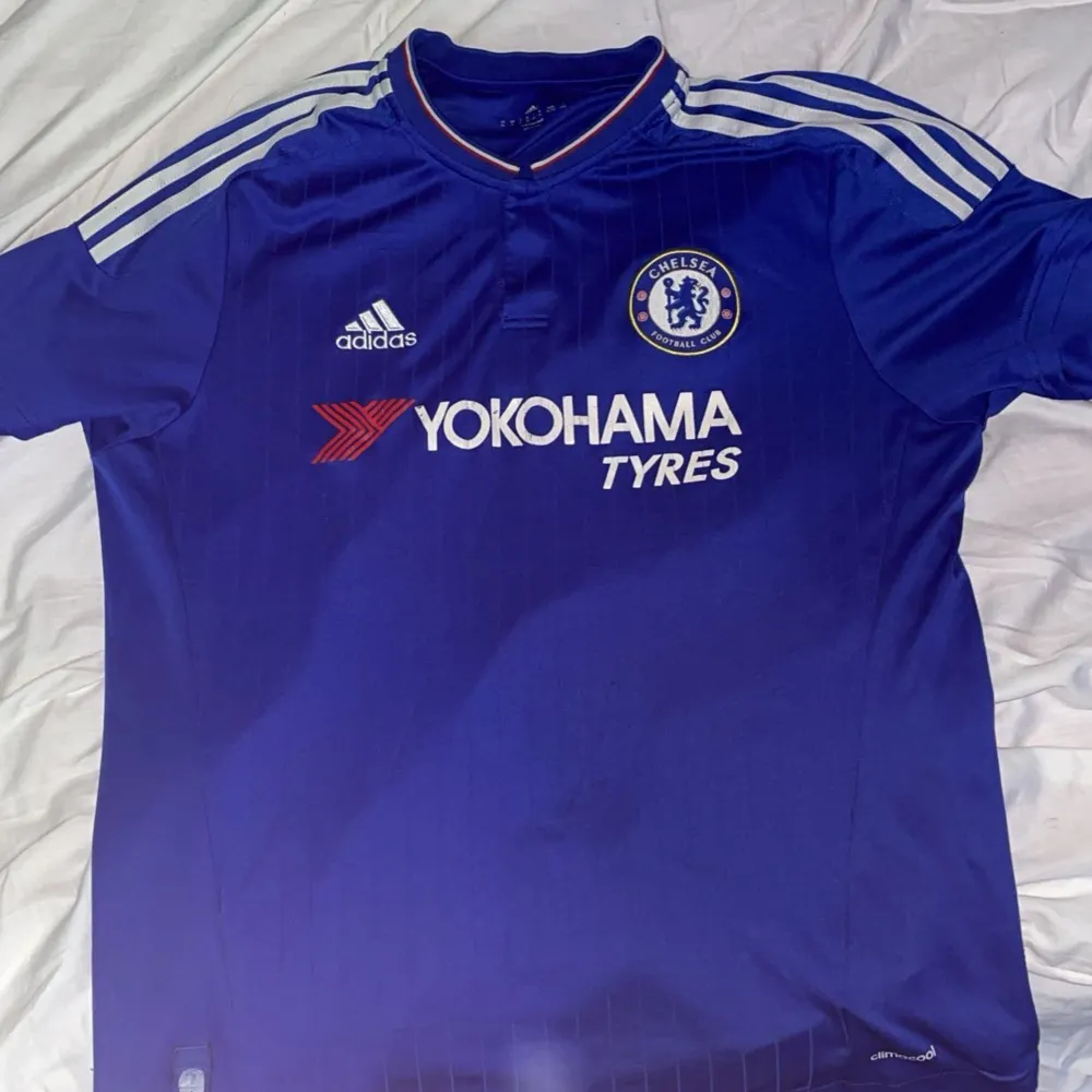 En Chelsea tröja till salu  från år 2015 knappt använd. Storlek XL men passar som M/L Nypris: 600 Mitt pris:250 Priser går att diskuteras vid snabbt köp. T-shirts.