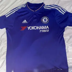 En Chelsea tröja till salu  från år 2015 knappt använd. Storlek XL men passar som M/L Nypris: 600 Mitt pris:250 Priser går att diskuteras vid snabbt köp