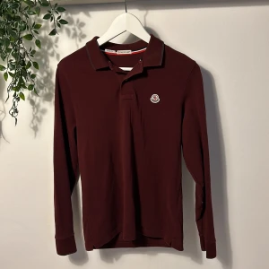Moncler Rugbytröja - Tja säljer denna riktigt feta Moncler Rugbytröjan inga defekter på tröjan skicket är 9/10 hör av vid funderingar!