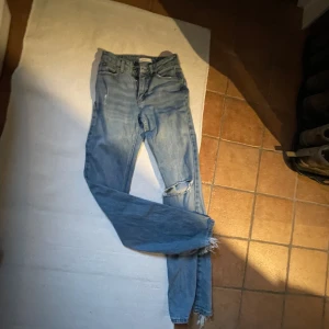 Gina jeans - Jeans från Gina som är för små för mig. Lite slitet i änden av benet.