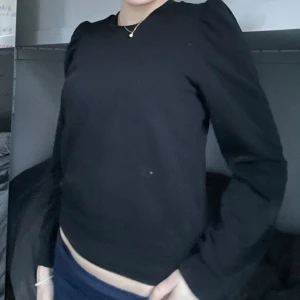 Tröja - Säljer denna super söta tröjan, perfekt till att lyxa upp vardagen elelr på något mer speciellt!! Verkligen super skön, skickat är väldigt bra då den är sparsamt använd!🩷🩷