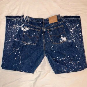 Levis 550 jeans med färgstänk - Köpt second hand  Står ingen storlek men passar mig som är 175, 70kg