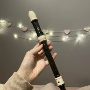 Blockflöjt Yamaha  - En blockflöjt från Yamaha. Ett skydd samt rengörings pinne och insmorningsmedel ingår. Pris går att diskutera ❤️❤️