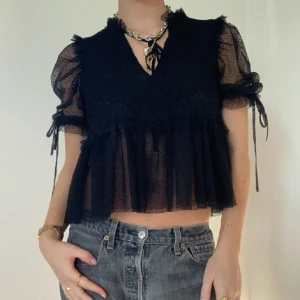 Zara blus  - Säljer denna blus från zara i S men skulle säga att den passar Xs bättre 