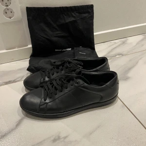 Saint Laurent skor - Riktigt feta ysl skor som är i topp skick med endast små flaws. Dustbag samt ett par vita skosnören följer med. För mer frågor eller bilder kom dm!