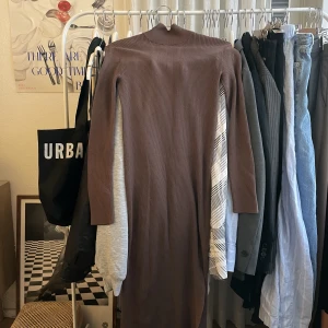 Finstickad klänning  - Brun finstickad klänning från Zara, med kort slits på ena sidan. Väldigt skön! Strl M. Köparen står för frakten 💌 