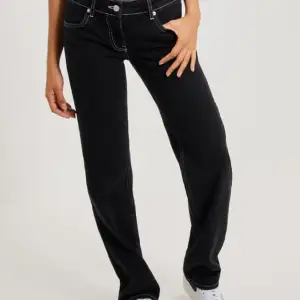 Säljer dessa slutsålda jeans ifrån Nelly då de inte passar mig💕storlek 36!!! 