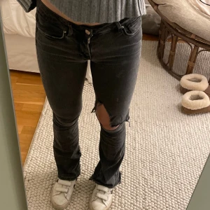 Jeans - Säljer dessa supersnygga lågmidjade jeansen med ett hål på höger knä. Jag vet tyvärr inte märket då det inte står. Jag skulle säga att det är en strl 34 men de är super stretchiga så kan passa en strl större också!  