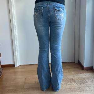 Ljusa jeans med medelhög midja och broderi på bakfickorna 💕 Liten slitning vid ena byxbenet, annars fint skick 💕 För referens är jag 163cm 💕