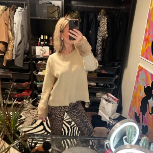 Tröja med päls - Tröja med pälsmuddar längst ner, köpt second hand, storlek M, fint skick!