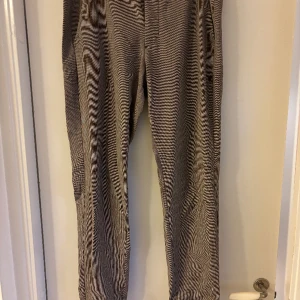 Bruna Kostymbyxor Jack&Jones Herr - Bruna kostymbyxor med mönster, se andra bilden. Storlek 32/32