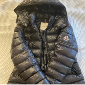 Moncler jacka - Moncler jacka i modell bady, de är i storlek 12y men passar mig som är 17 och 160 cm lång. Köpt på NK, kvitto finns kvar❤️(inga defekter)
