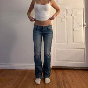 Lågmidjade vintage jeans.  Jag på bilden är 170cm.  Midjemåttet: 38cm (sida till sida)  Lårmått:24 cm  Inerbenslängd: 80cm Inga defekter 💕 använd dig utav köp nu🫶 