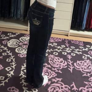 Intressekoll på mina low waist Victoria Beckham jeans i mörkblå med silver kronor🌟 det är storlek W30 och L32, jätte fina och snygga💕 kom privat för fler frågor