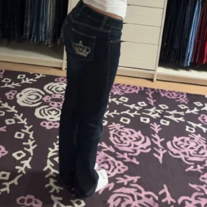 Victoria Beckham jeans - Intressekoll på mina low waist Victoria Beckham jeans i mörkblå med silver kronor🌟 det är storlek W30 och L32, jätte fina och snygga💕 kom privat för fler frågor