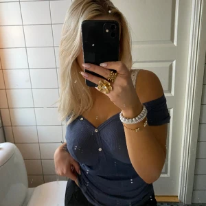 söt topp  - otroligt mjuk o skön ribbstickad topp med knappar från hunkemöller!💜