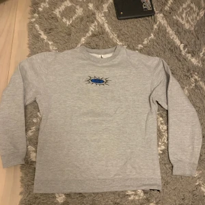 Crewneck med tryck - Köpt från Junkyard, storlek L. Har dragit ett skosnöre igenom så man kan croppa den om man vill eller inte, fungerar skit bra 
