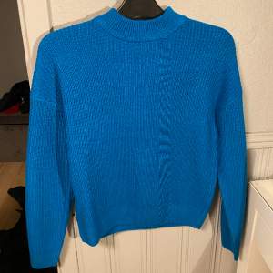 Säljer denna från blåa stickade tröjan som jag aldrig använt