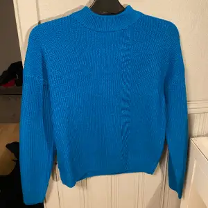 Säljer denna från blåa stickade tröjan som jag aldrig använt