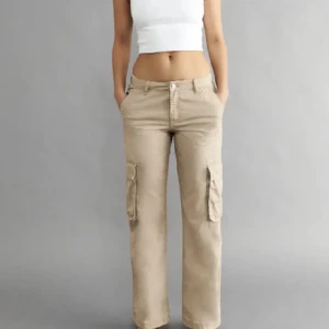 Cargo byxor  - Cargo byxor från Gina. Använda två gånger. Inga defekter. 