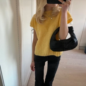 Stickad t-shirt - Så himla fin stickad t-shirt/ slippver som är köpt secondhand och står tyvärr inget märke i den men tror att den är handgjord🥰