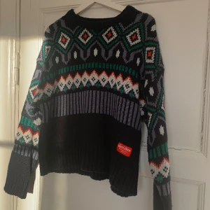 Stickad tröja Kari Traa - Tröjan är stickad från märket Kari Traa och har storleken M/L. Den har inga skador/fläckar och har endast använts ett fåtal gånger.