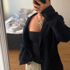 Marinblå kappa/kavaj  - Troligen mans kavaj, oversize på mig och jag har storlek S i normala fall och skulle säga att den här passar allt från XS-M. Perfekt för layering för tjejer. Du står för frakten ❤️om fler är intresserade så vinner högsta bud ❤️