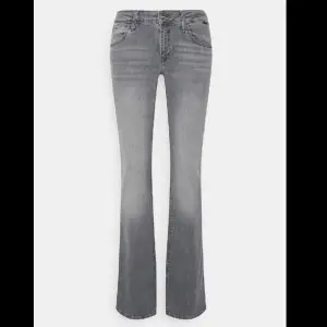 Säljer dessa sjukt snygga L ow waist bootcut ljusgrå jeans från Mavi. Supersnygga! Knappt använda, superbra skick. Säljer pga för stora. 😍😍😍